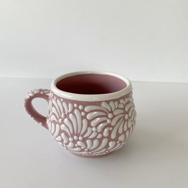 TAZA CHOCOLATERA MEDIANA FONDO ROSA DECORADO BLANCO