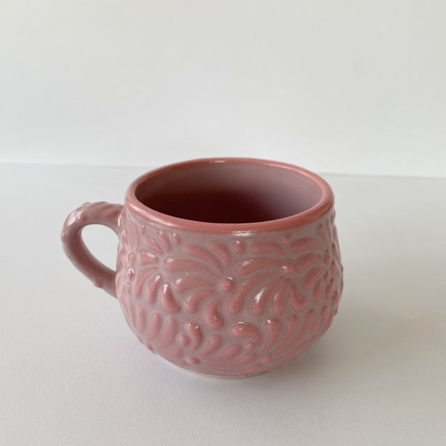 TAZA CHOCOLATERA MEDIANA FONDO ROSA DECORADO ROSA